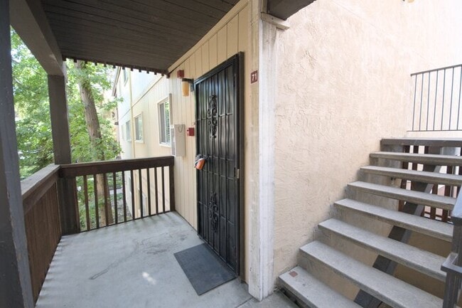Building Photo - Concord 2 bedroom 1 bath condo Located on ...