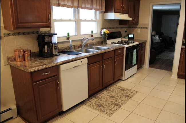 Kitchen - 16 Highland Plz