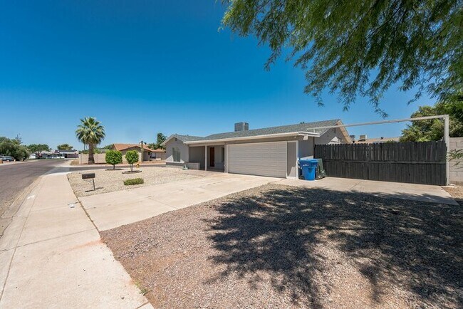 Building Photo - NOW AVAILABLE! 1438 W Topeka Drive, Phoeni...
