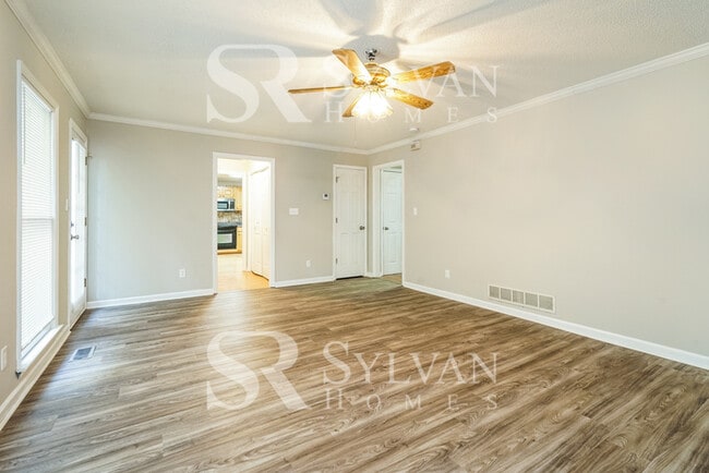 Foto del edificio - The living is easy in this 4 bedroom, 2.5 ...