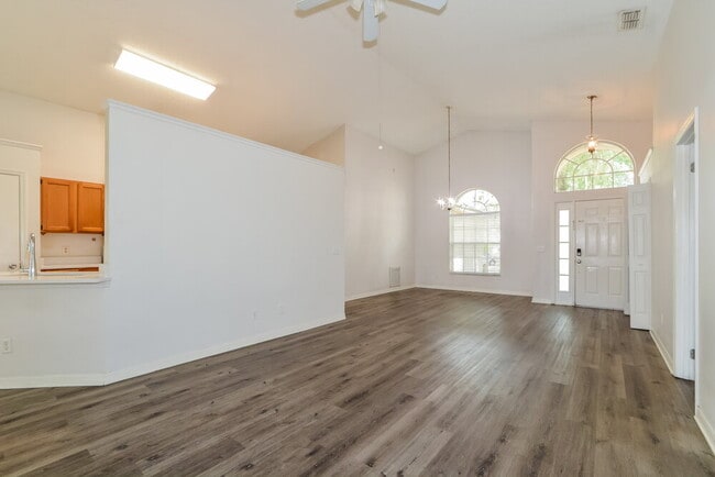 Building Photo - 502 Valencia Pl Cir