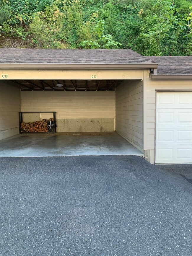 Foto del edificio - $1,700 - One Bedroom Condo, INCLUDES WATER...