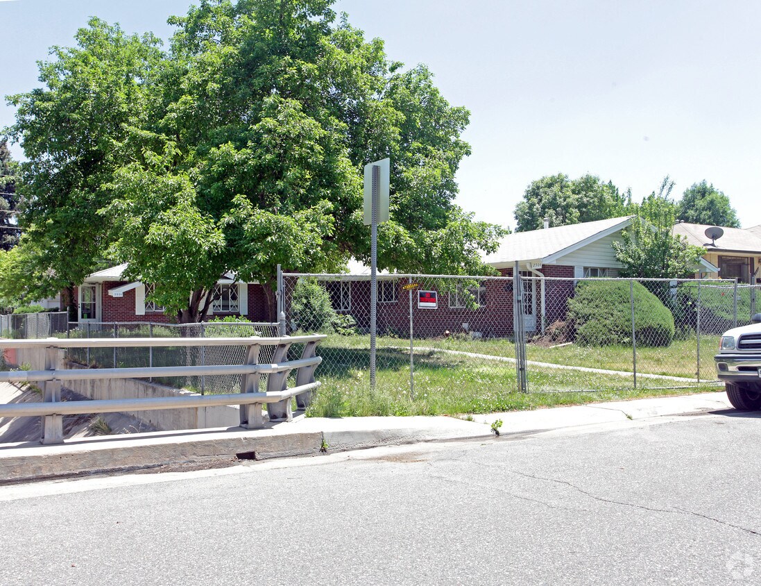 Primary Photo - 2510-2512 S Williams St