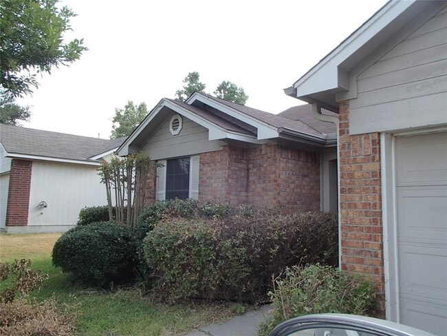 Building Photo - 208 Juniper Dr