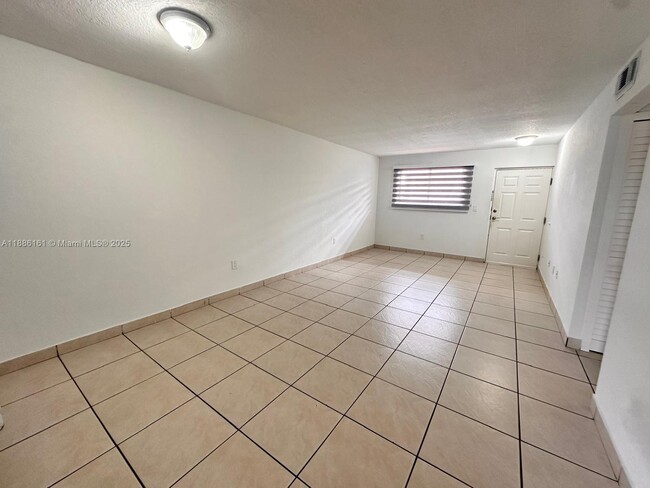 Foto del edificio - 1380 W 41st St
