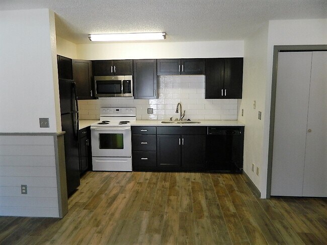 Building Photo - 559 Rainbow Vlg