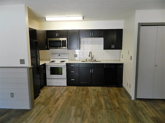 Foto del edificio - 559 Rainbow Vlg