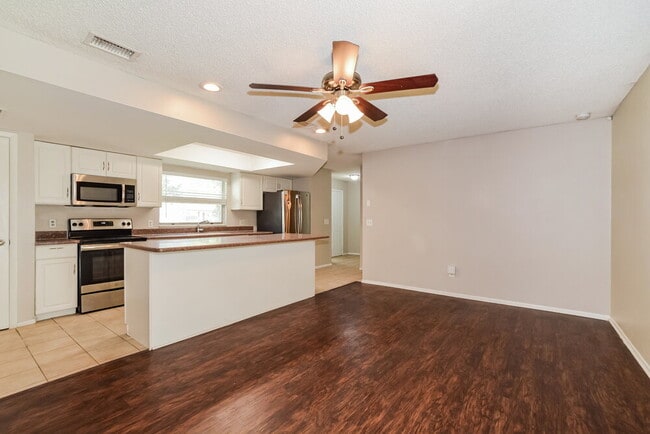 Foto del edificio - 409 Riverwoods Cir