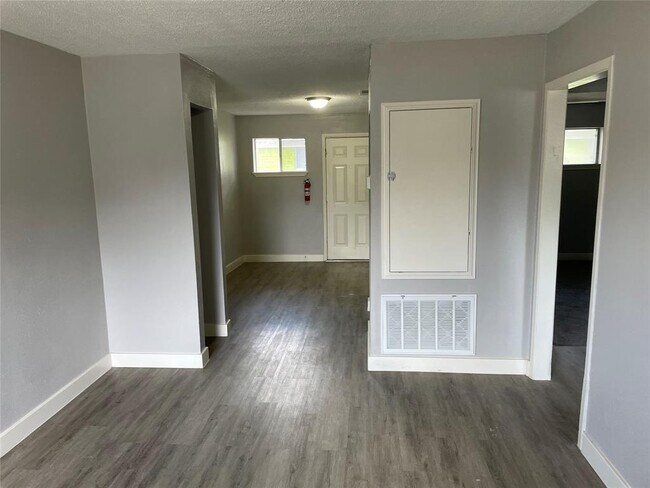 Foto del edificio - 7823 Glass St