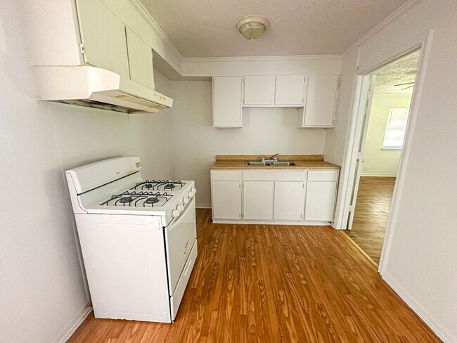 Foto del edificio - 3 Bedroom House with Garage and Fenced Yard!!