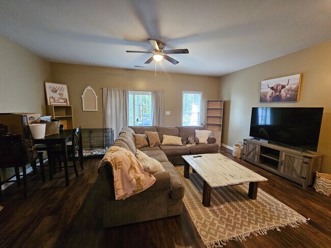 Foto del edificio - Spacious & Well Maintained Townhouse!