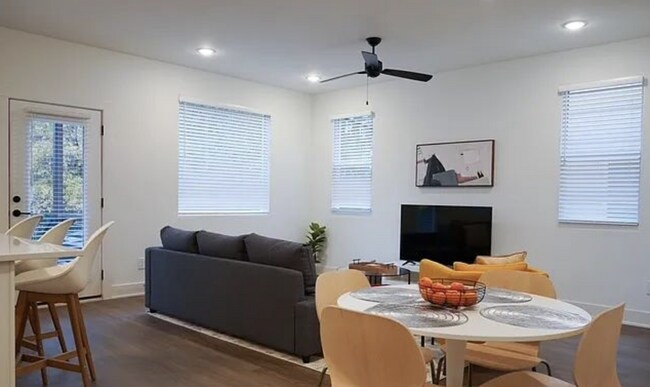 Building Photo - Experience Modern Living Downtown Ralegh: 3-Bed, 3.5-Bath at 1017-100 Page St!