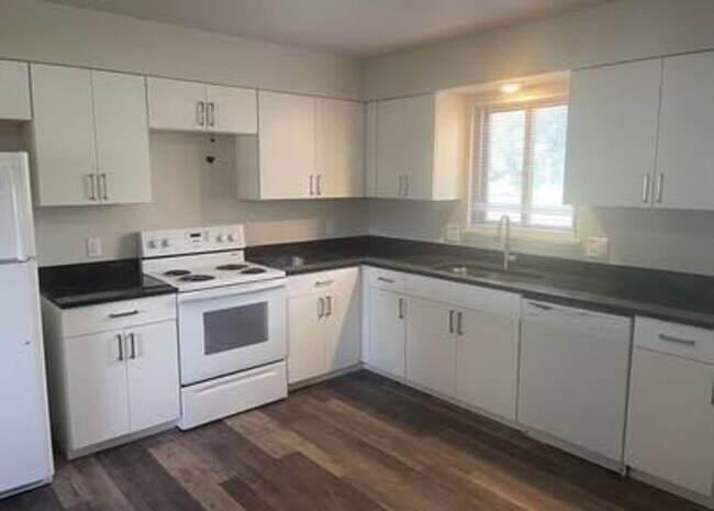 Foto del edificio - Newly Updated 2-Bedroom Apartment - Utilit...