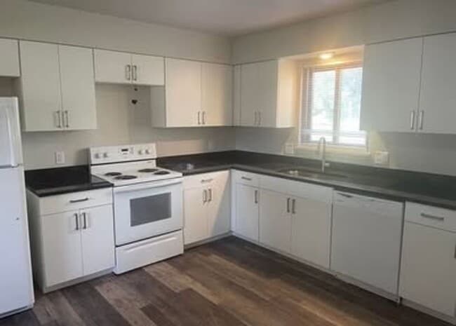 Building Photo - Newly Updated 2-Bedroom Apartment - Utilit...