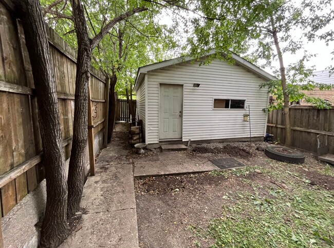 Foto del edificio - 2225 W Oakdale Ave
