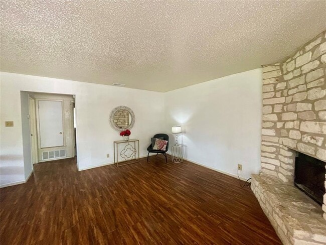 Foto del edificio - 402 Hedgewood Dr
