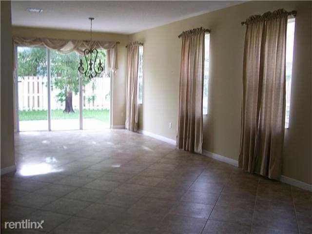 Building Photo - 4927 SW 167th Ave