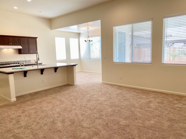 Foto del edificio - $2,295 Bullard & Leonard, Charming 3 Bedroom - La Canada Ave, Clovis