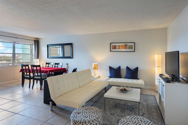 Foto del edificio - 7620 Carlyle Ave