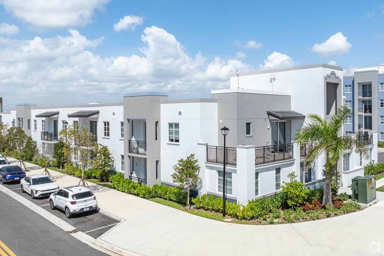 Additional Building View - Pinnacle at Tropical Pointe