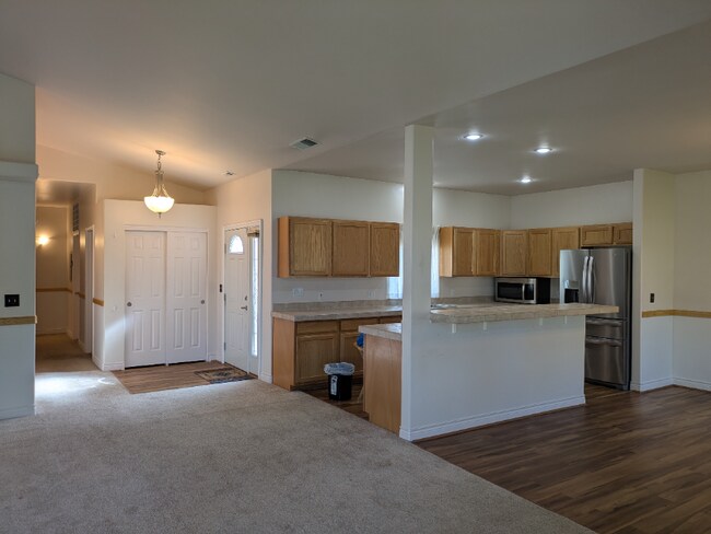 Building Photo - 1591 Roseanna Dr