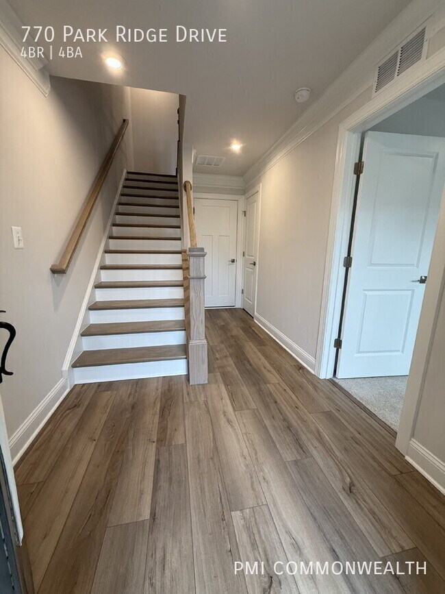 Foto del edificio - 770 Park Ridge Dr