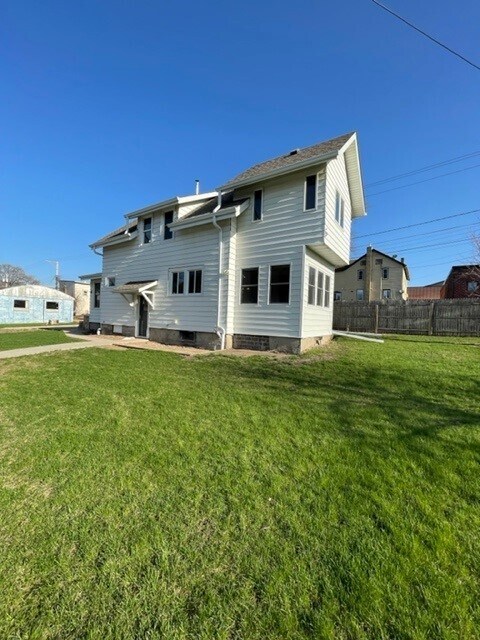 Building Photo - 118 Hazel St