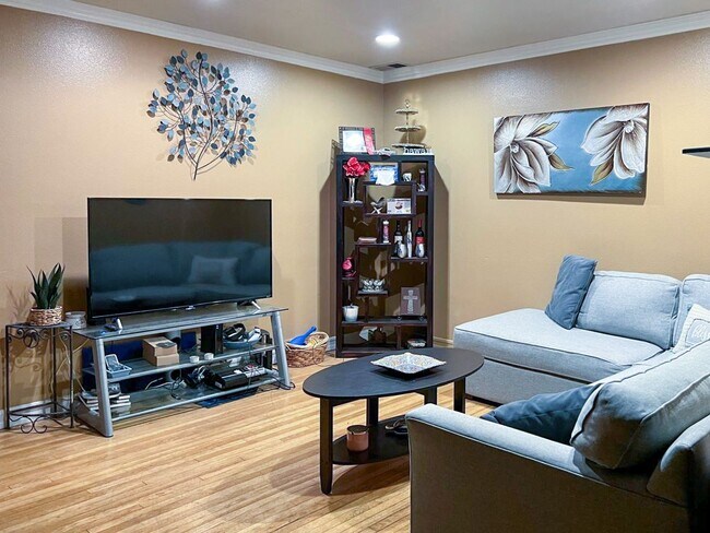 Foto del edificio - 5 Bed 3 Bath House With Amazing Salt Water Pool!
