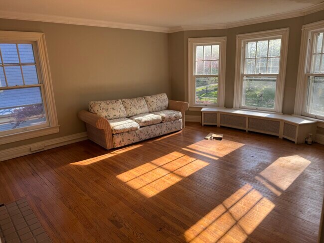 Living - 2418 Robinwood Ave