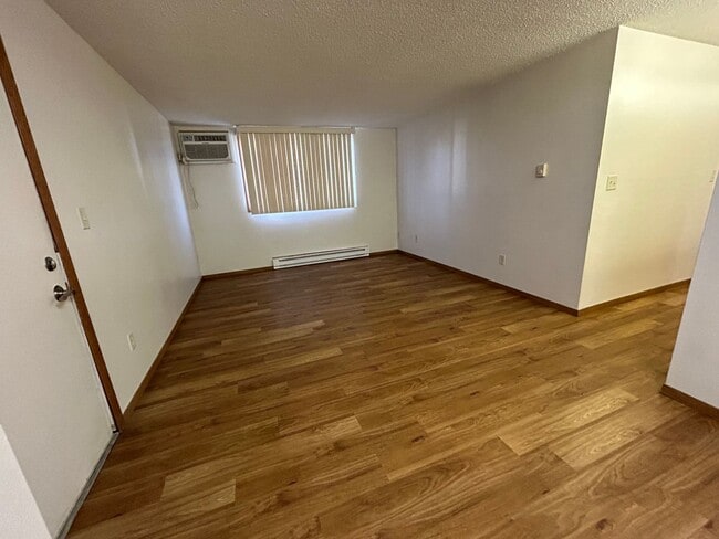 Building Photo - $925 | 2 Bedroom, 1 Bathroom Apartment | C...