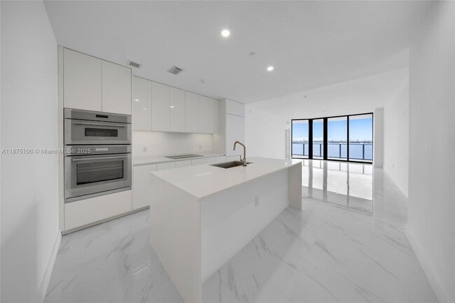 Foto del edificio - 700 NE 24th St
