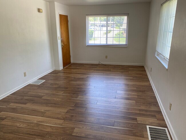 Foto del edificio - 2200 W Schantz Ave