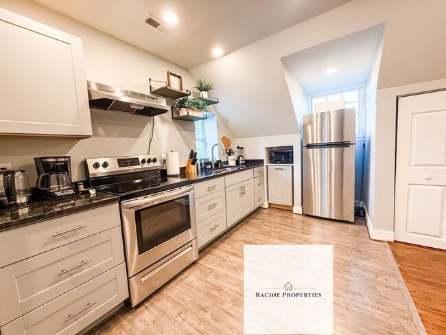 Foto del edificio - Furnished One Bedroom Available NOW!