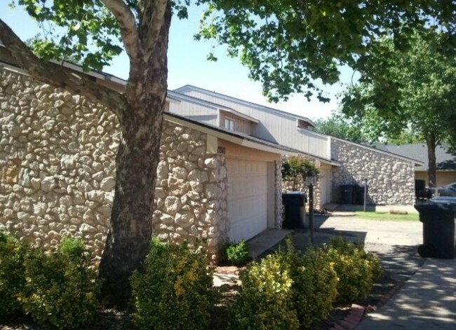 Foto principal - Cedar Springs Town Homes