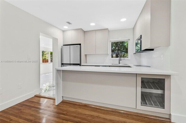 Foto del edificio - 6437 SW 14th St