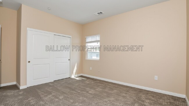 Foto del edificio - 1327 Holly Ave