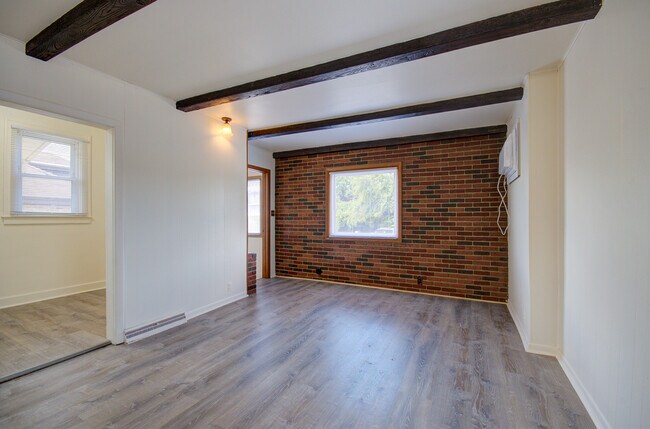 Building Photo - 525 N Chicago St