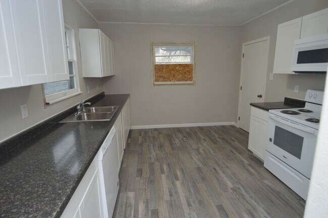 Building Photo - Fully remodeled 3 bedroom 2 bath!!