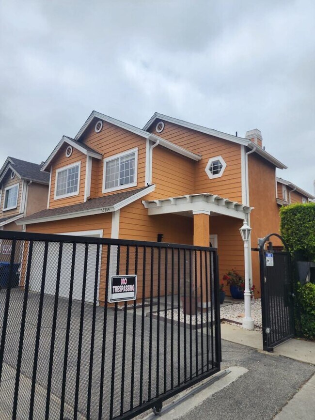 Front w/Gate - 15144 Chase St
