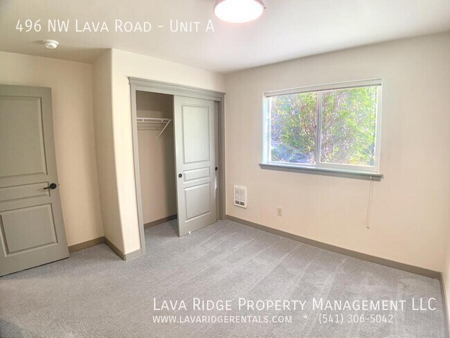 Foto del edificio - 496 NW Lava Rd