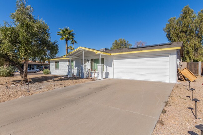 Building Photo - 3232 E Poinsettia Dr
