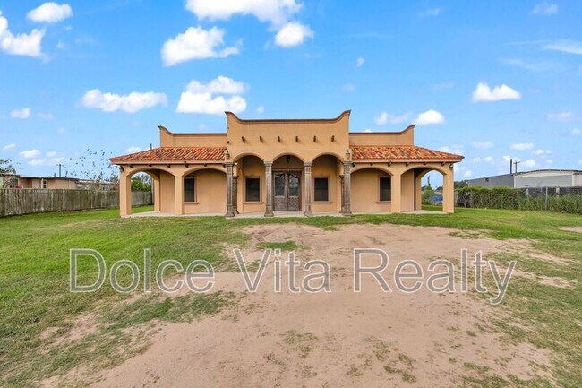 Building Photo - 825 Carpintero St