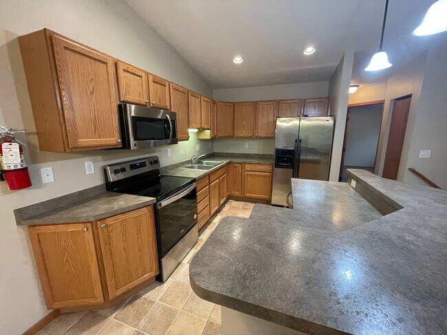 Building Photo - Spacious 3 bedroom Twin home located in So...