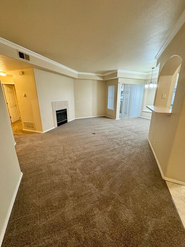 Building Photo - Gated West Side 2 bedroom/2 bath condo