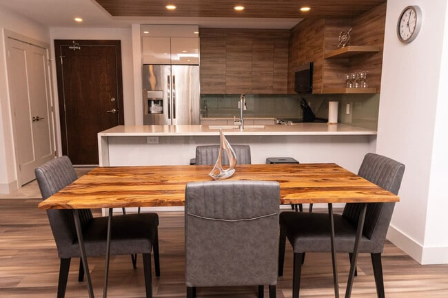 Building Photo - 5515 Clyde St.