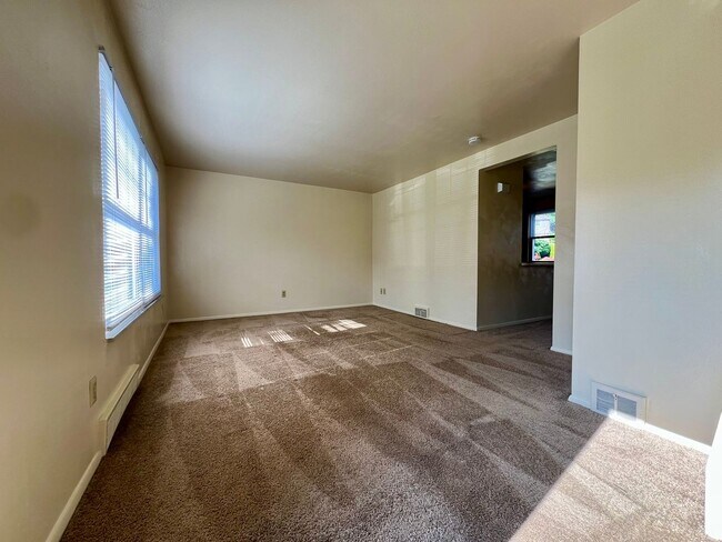 Foto del edificio - Amazing 2 BR Apartment at Regency Place! Great Plum Location! Central A/C & MORE! CALL TODAY!