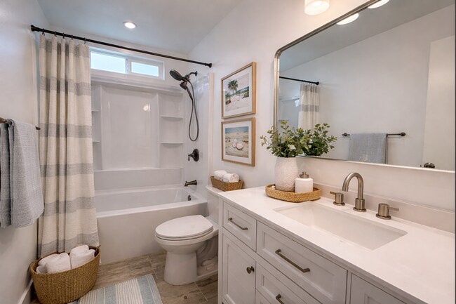 Foto del edificio - Newly Remodeled Interior 3BD! Enclosed Backyard! AC! Washer and Dryer!