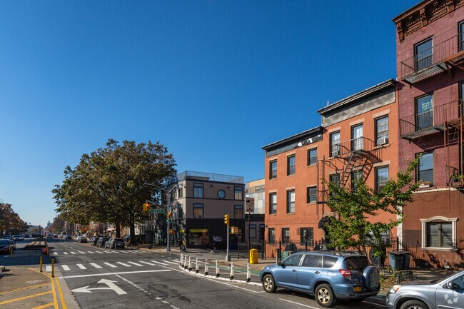 Building Photo - 670 4th Ave