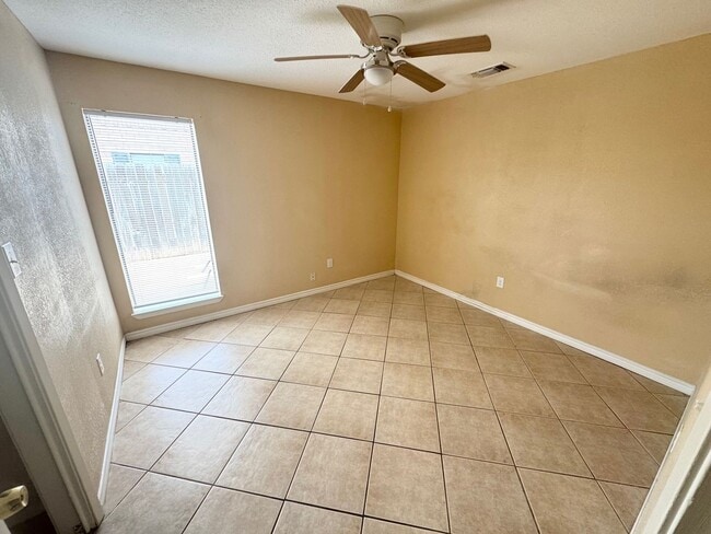Building Photo - 3/2 Ready to Rent ASAP!