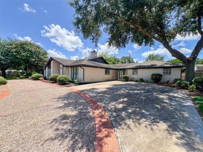 Building Photo - 8107 S Braeswood Blvd